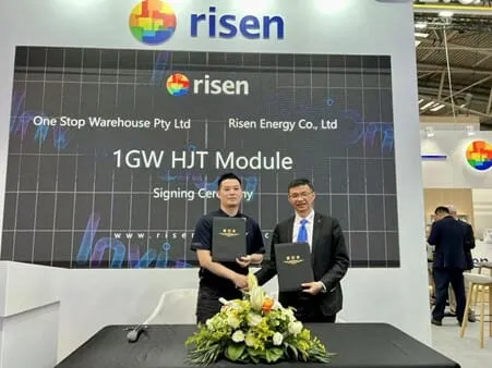 Anson Zhang and Zeng Jianping shaking hands at the signing ceremony
